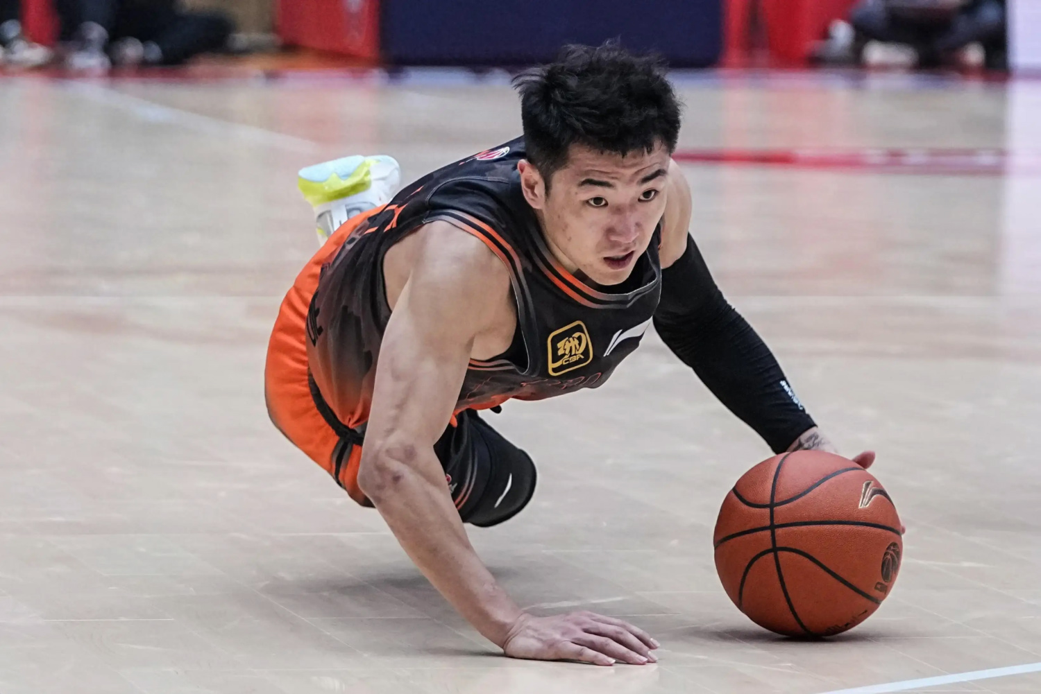 山东队球员表现出色全队奋勇向前