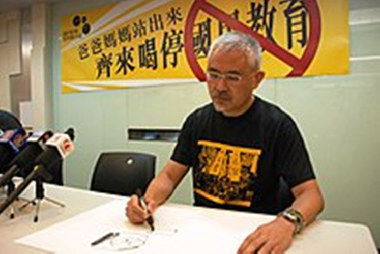 中国香港队宾纪文晒与王钰栋合影：赛后我第一时间向他道歉的简单介绍