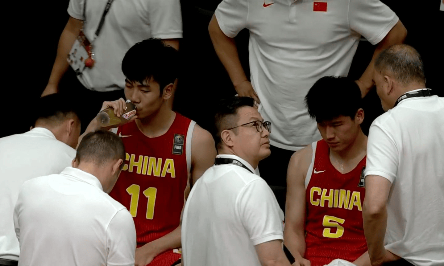难绷！中国男篮出现23次失误全队只有9次助攻