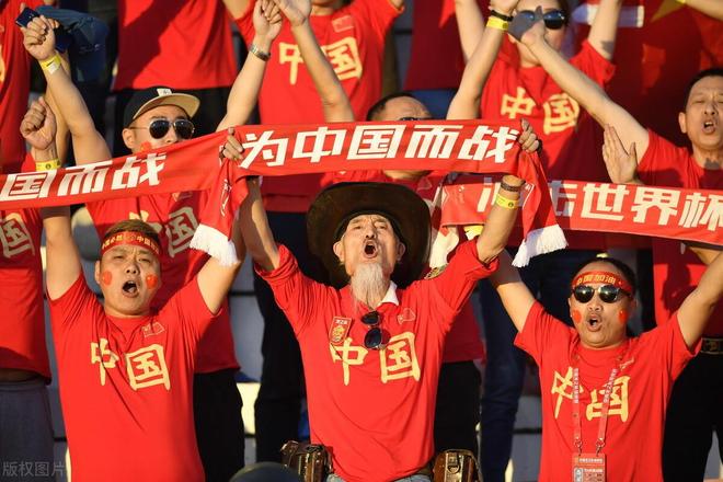 球迷们热情庆祝球队在比赛中的出色表现！
