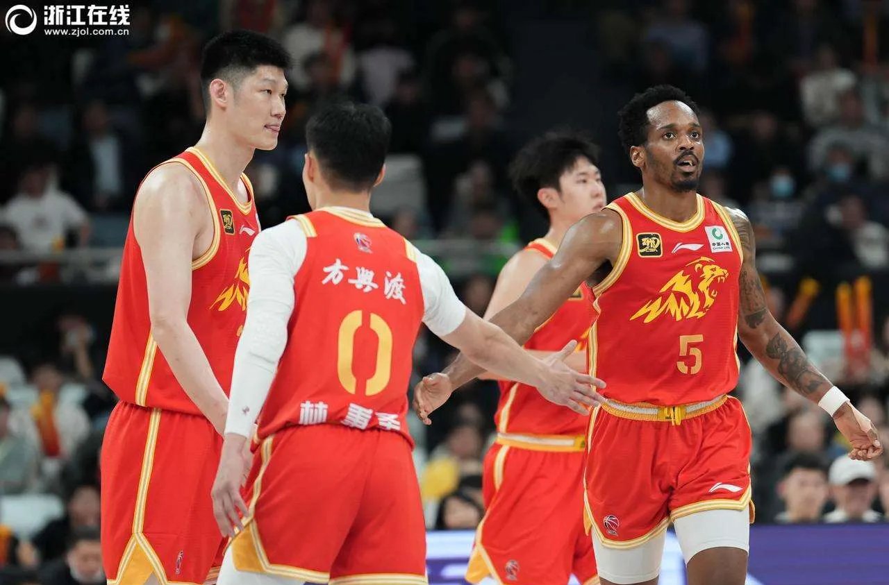 欢庆之夜！球队风采尽显，登上胜利之巅的简单介绍