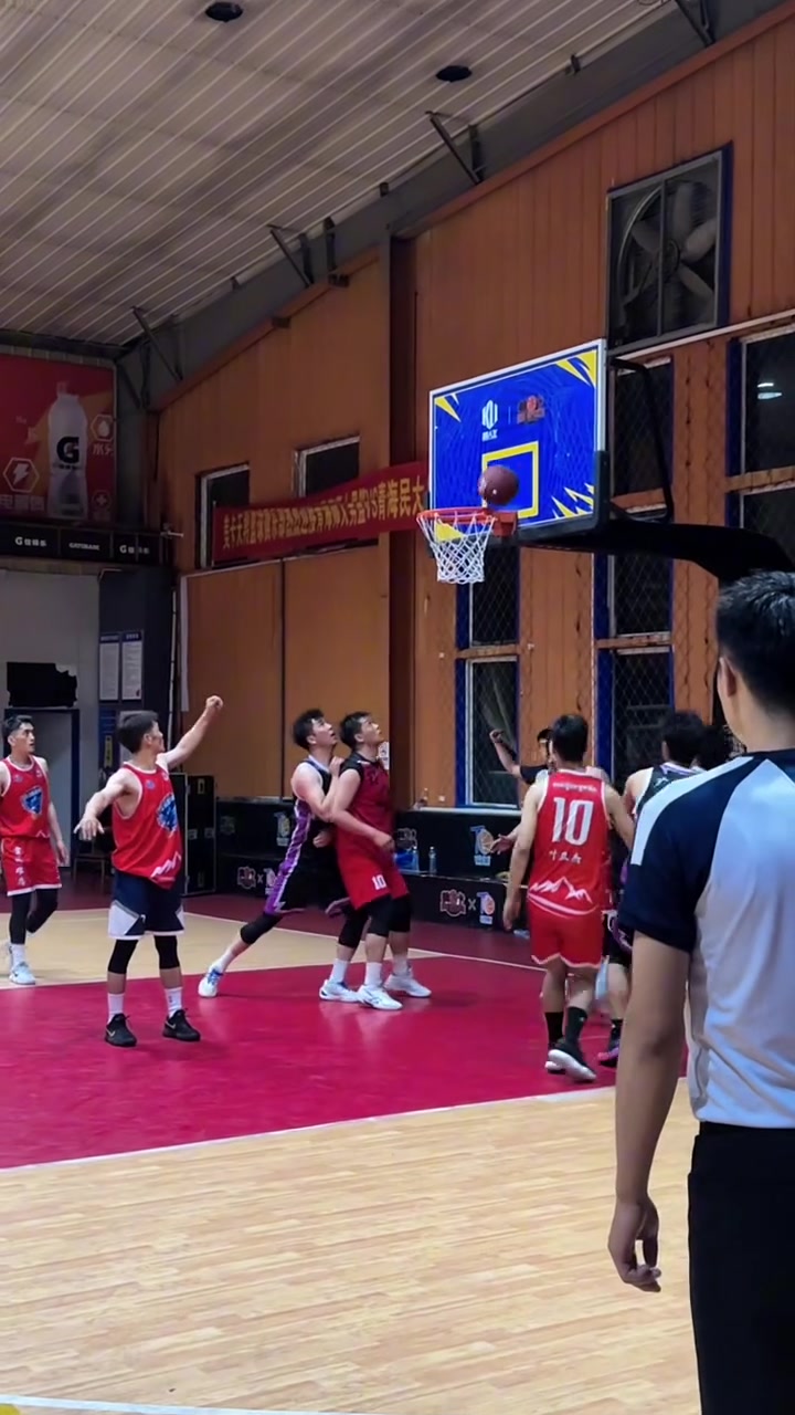 球员们在比赛中挥洒汗水与激情