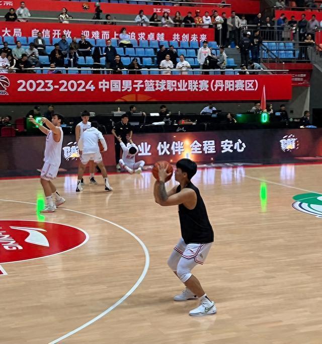 湖南男篮击败北京队，大获胜利